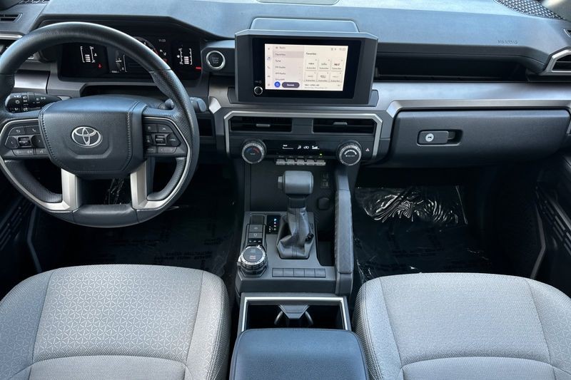 Toyota 4Runner Vehicle Full-screen Gallery Image 13