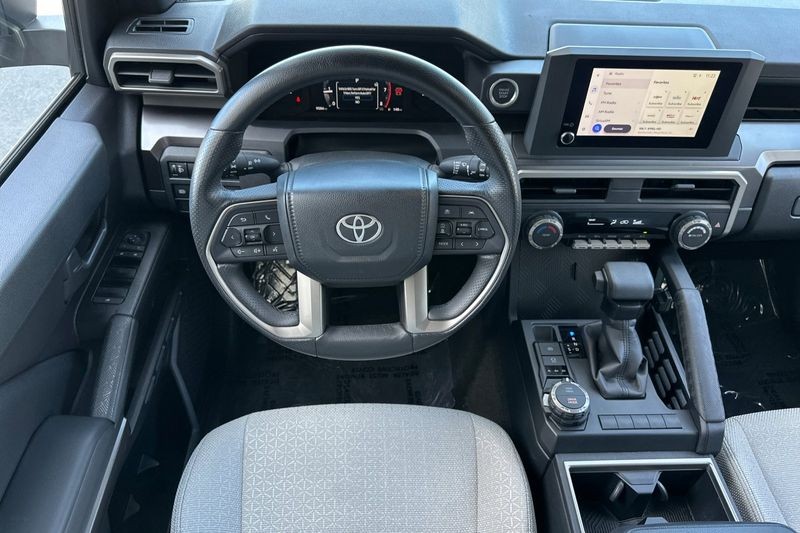 Toyota 4Runner Vehicle Full-screen Gallery Image 14