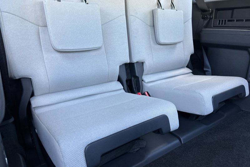 Toyota 4Runner Vehicle Full-screen Gallery Image 15