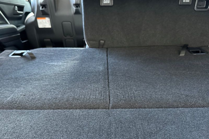 Toyota 4Runner Vehicle Full-screen Gallery Image 16