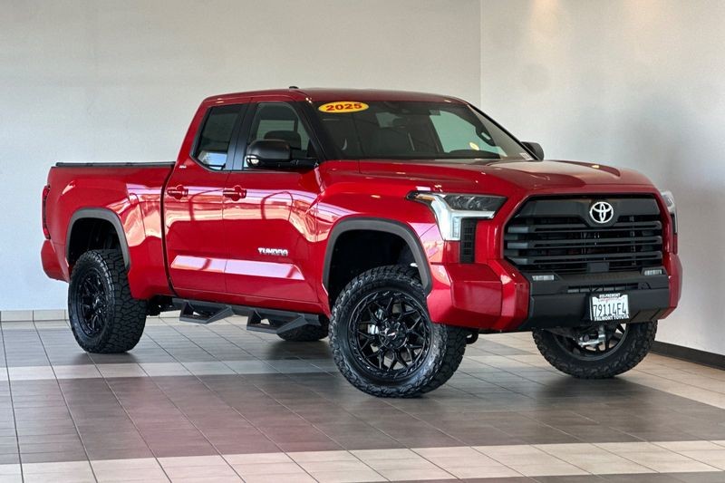 Toyota Tundra 4WD Vehicle Full-screen Gallery Image 02