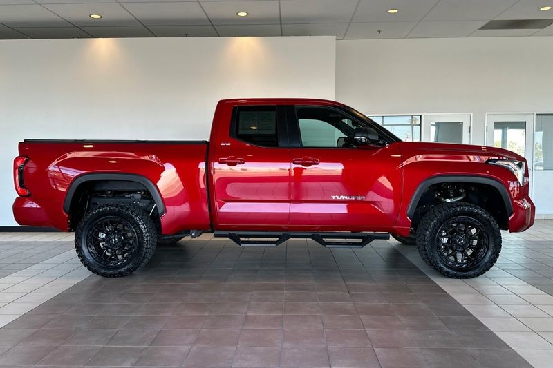 Toyota Tundra 4WD Vehicle Full-screen Gallery Image 03