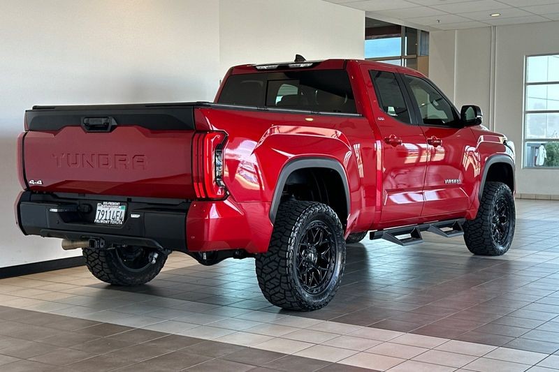 Toyota Tundra 4WD Vehicle Full-screen Gallery Image 04