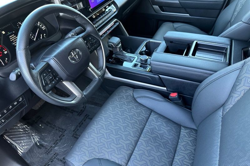 Toyota Tundra 4WD Vehicle Full-screen Gallery Image 10