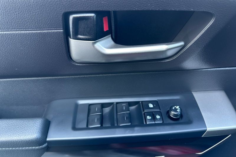 Toyota Tundra 4WD Vehicle Full-screen Gallery Image 11