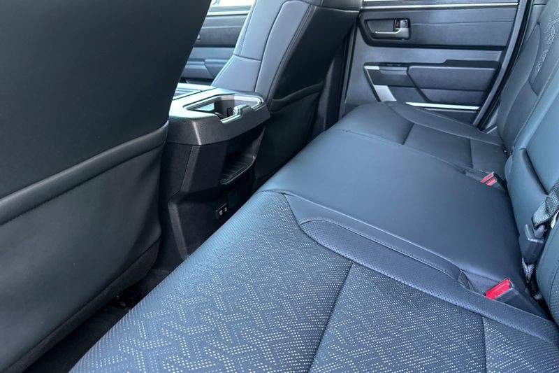 Toyota Tundra 4WD Vehicle Full-screen Gallery Image 12