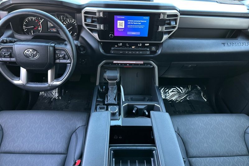 Toyota Tundra 4WD Vehicle Full-screen Gallery Image 13