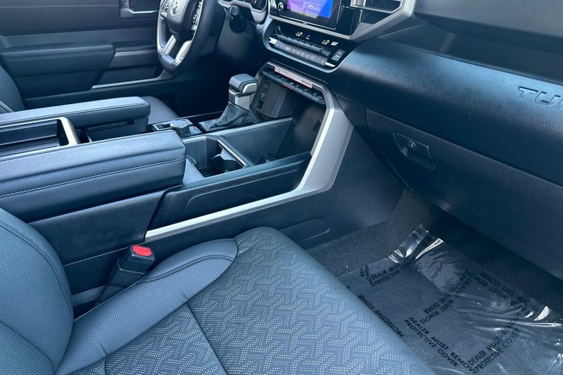Toyota Tundra 4WD Vehicle Full-screen Gallery Image 15