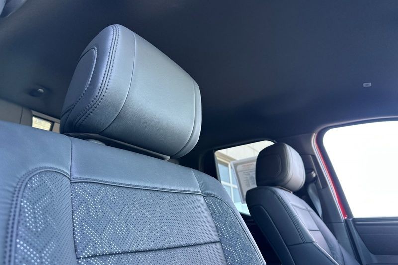 Toyota Tundra 4WD Vehicle Full-screen Gallery Image 16