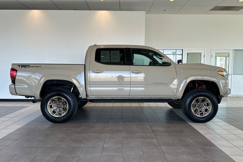 Toyota Tacoma Vehicle Full-screen Gallery Image 03