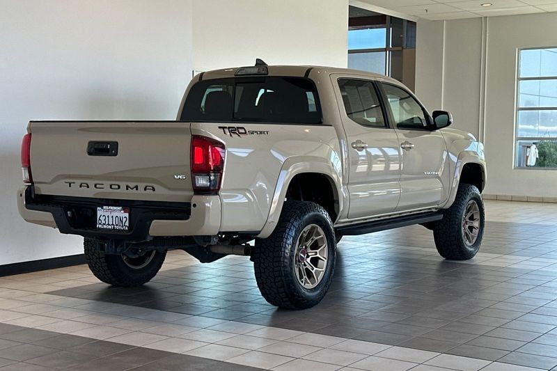 Toyota Tacoma Vehicle Full-screen Gallery Image 04
