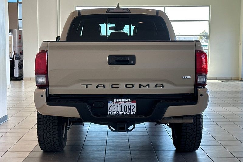 Toyota Tacoma Vehicle Full-screen Gallery Image 05