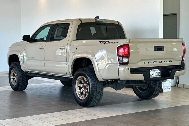 Toyota Tacoma Vehicle Full-screen Gallery Image 06