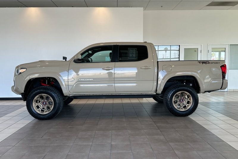 Toyota Tacoma Vehicle Full-screen Gallery Image 07