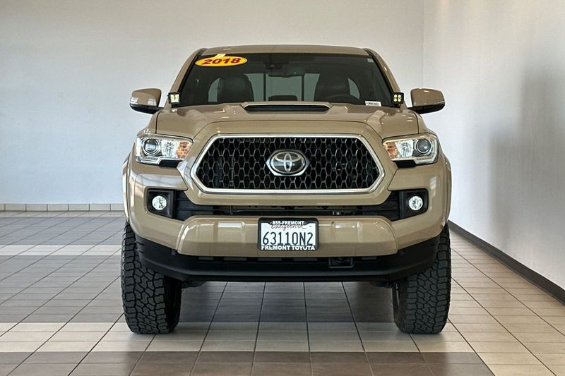 Toyota Tacoma Vehicle Full-screen Gallery Image 08
