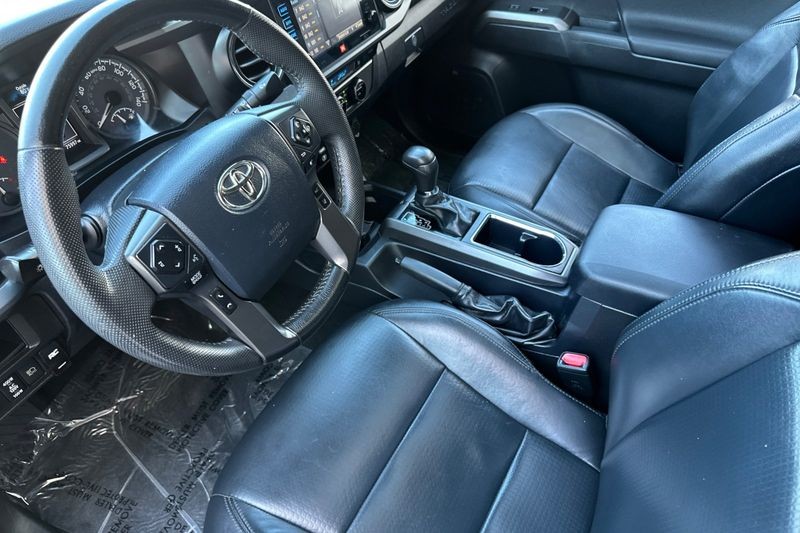Toyota Tacoma Vehicle Full-screen Gallery Image 09
