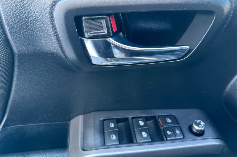 Toyota Tacoma Vehicle Full-screen Gallery Image 10