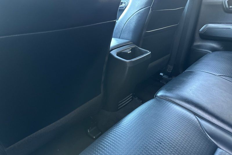 Toyota Tacoma Vehicle Full-screen Gallery Image 11