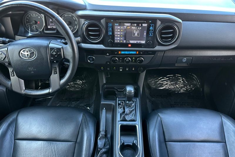 Toyota Tacoma Vehicle Full-screen Gallery Image 12