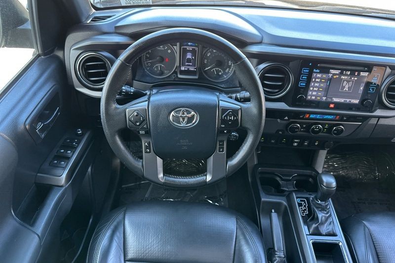 Toyota Tacoma Vehicle Full-screen Gallery Image 13