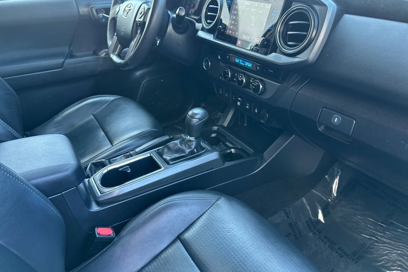 Toyota Tacoma Vehicle Full-screen Gallery Image 14