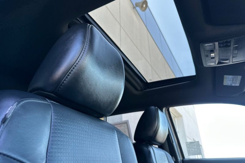 Toyota Tacoma Vehicle Full-screen Gallery Image 15