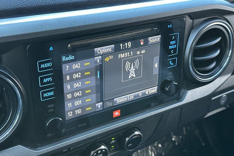 Toyota Tacoma Vehicle Full-screen Gallery Image 16