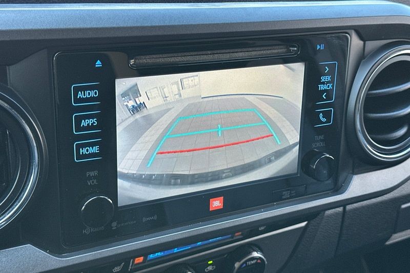 Toyota Tacoma Vehicle Full-screen Gallery Image 17