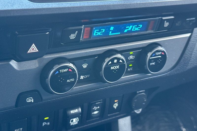 Toyota Tacoma Vehicle Full-screen Gallery Image 18