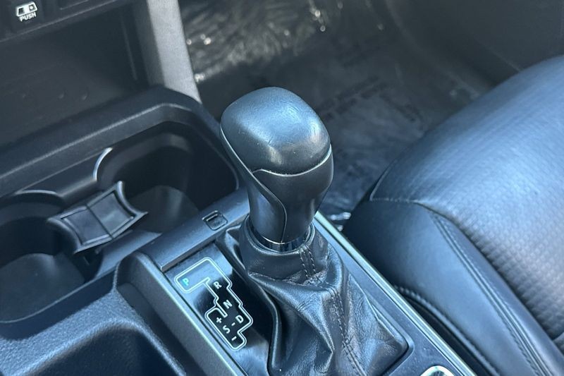 Toyota Tacoma Vehicle Full-screen Gallery Image 19