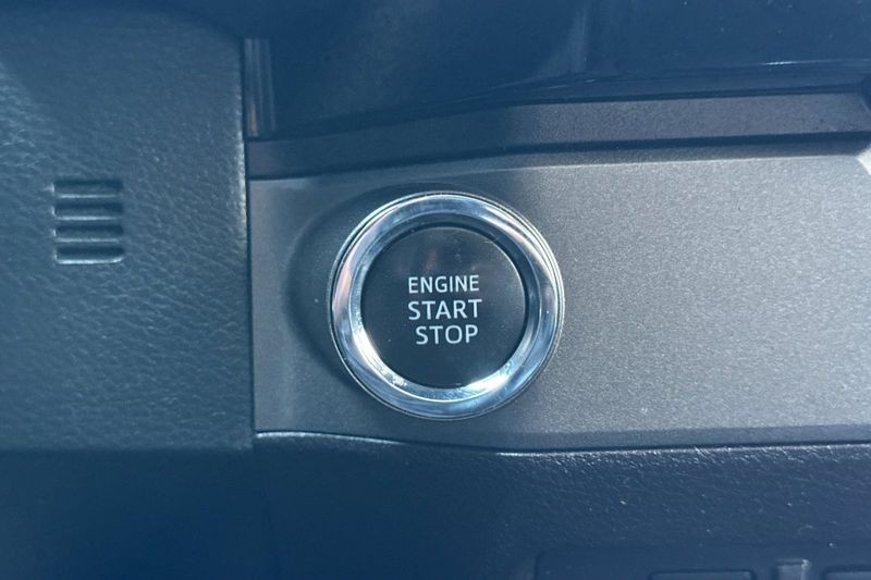 Toyota Tacoma Vehicle Full-screen Gallery Image 20