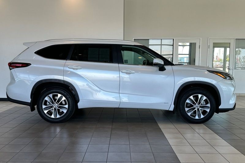 Toyota Highlander Vehicle Full-screen Gallery Image 03