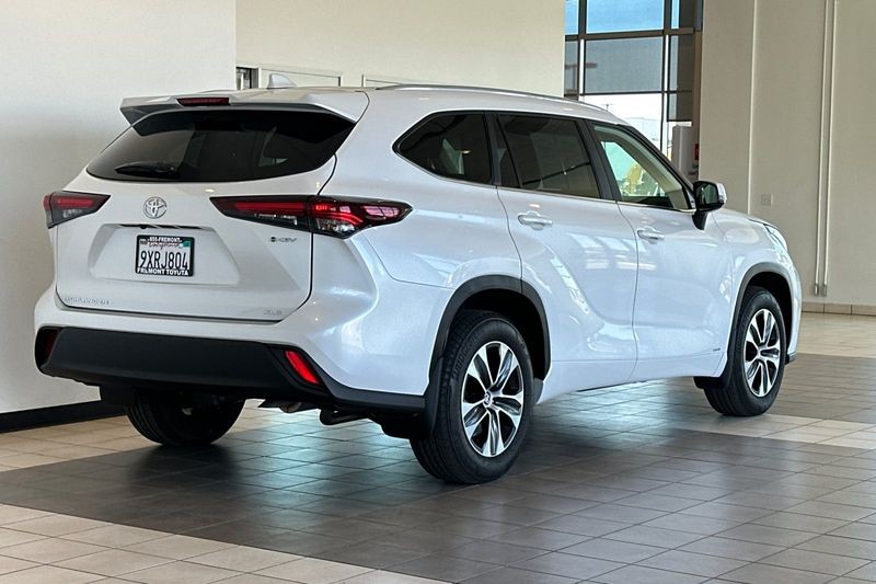 Toyota Highlander Vehicle Full-screen Gallery Image 04