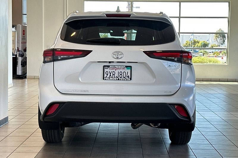 Toyota Highlander Vehicle Full-screen Gallery Image 05