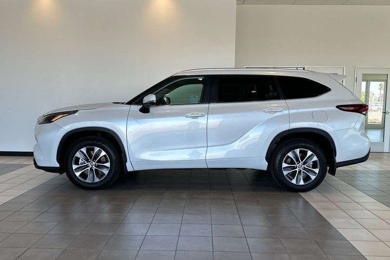 Toyota Highlander Vehicle Full-screen Gallery Image 07