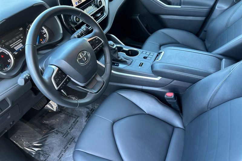 Toyota Highlander Vehicle Full-screen Gallery Image 10