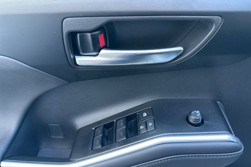 Toyota Highlander Vehicle Full-screen Gallery Image 11