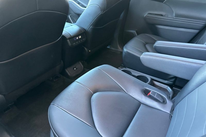 Toyota Highlander Vehicle Full-screen Gallery Image 12
