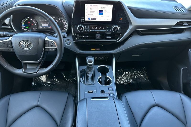 Toyota Highlander Vehicle Full-screen Gallery Image 13
