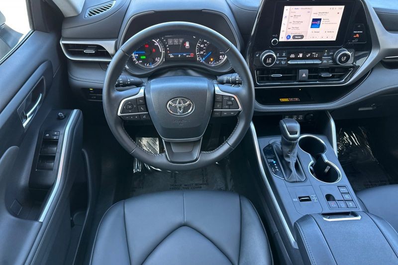 Toyota Highlander Vehicle Full-screen Gallery Image 14