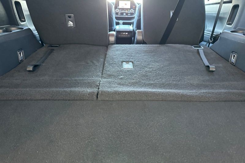 Toyota Highlander Vehicle Full-screen Gallery Image 16