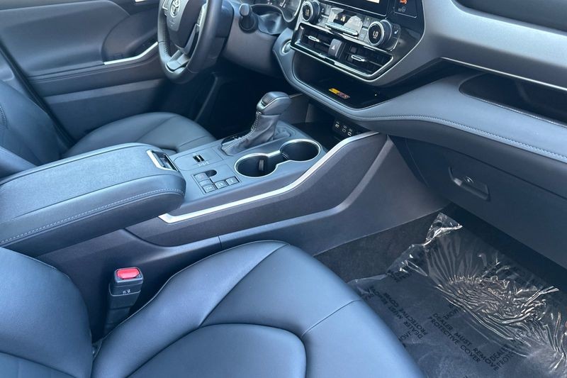 Toyota Highlander Vehicle Full-screen Gallery Image 17