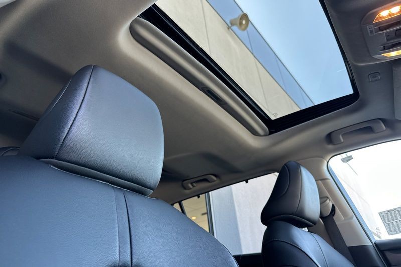 Toyota Highlander Vehicle Full-screen Gallery Image 18