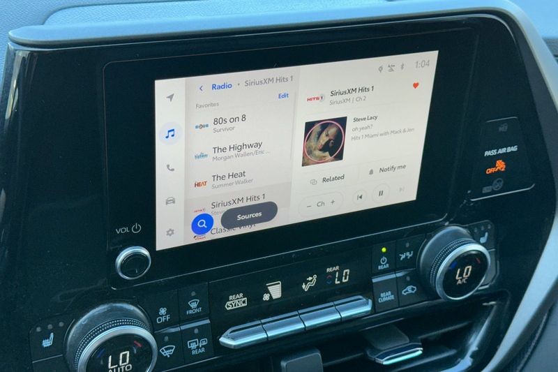 Toyota Highlander Vehicle Full-screen Gallery Image 19
