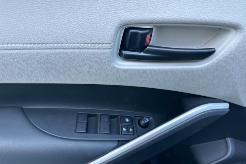 Toyota Corolla Cross Vehicle Full-screen Gallery Image 11