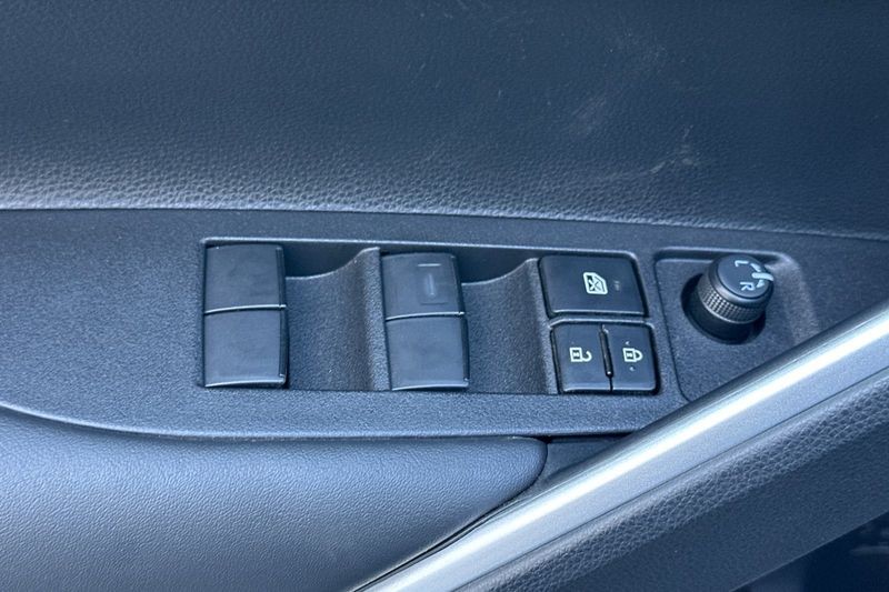 Toyota Corolla Cross Vehicle Full-screen Gallery Image 12