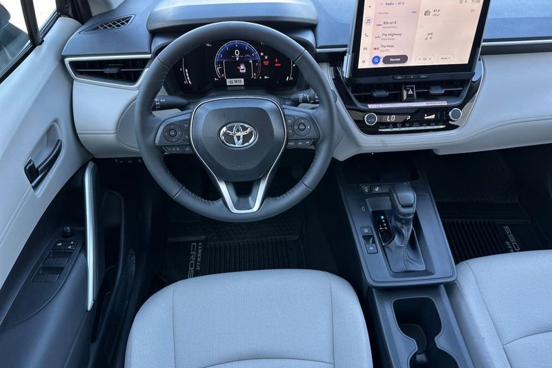 Toyota Corolla Cross Vehicle Full-screen Gallery Image 16