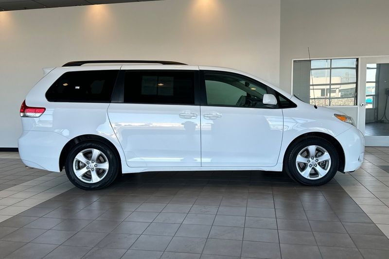 Toyota Sienna Vehicle Full-screen Gallery Image 03