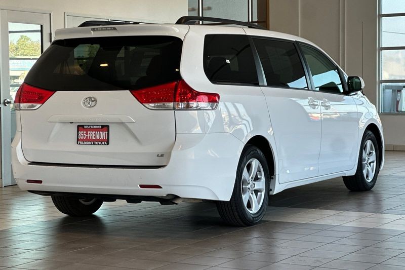 Toyota Sienna Vehicle Full-screen Gallery Image 04