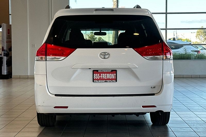 Toyota Sienna Vehicle Full-screen Gallery Image 05